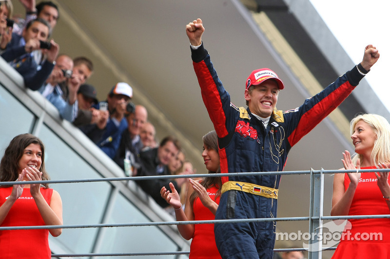 Podio: ganador de la carrera Sebastian Vettel celebra