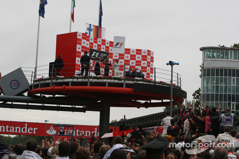 Podium: race winner Sebastian Vettel, second place Heikki Kovalainen, third place Robert Kubica