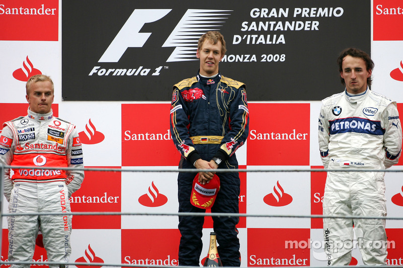 Podio: ganador de la carrera Sebastian Vettel; Heikki Kovalainen el segundo lugar y tercer lugar a Robert Kubica