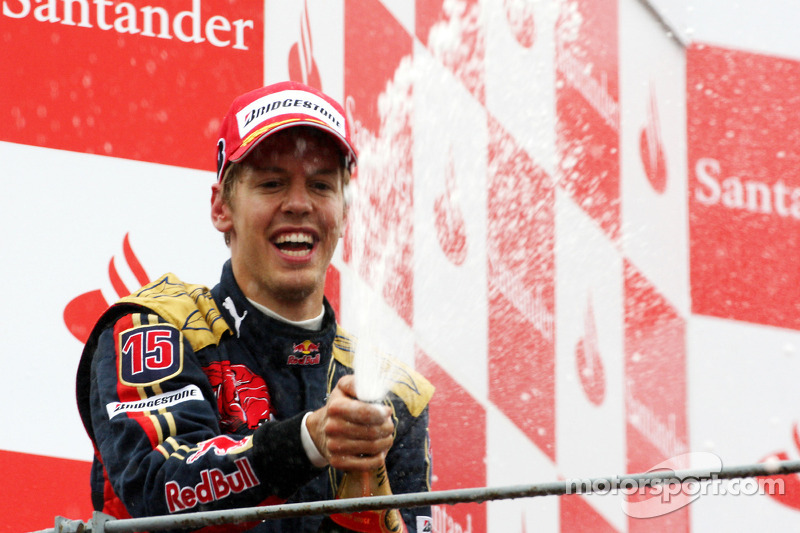 Podio: ganador de la carrera Sebastian Vettel celebra con champagne