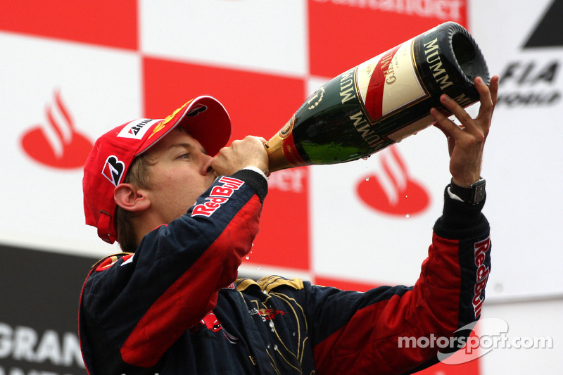 Podio: ganador de la carrera Sebastian Vettel celebra con champagne