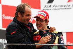 Podium : Sebastian Vettel célèbre sa victoire avec Gerhard Berger