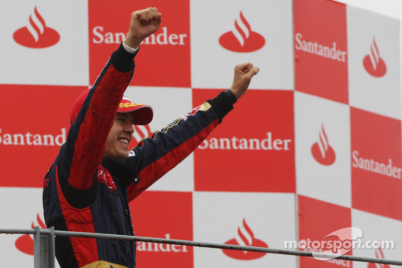 Podio: el ganador de la carrera, Sebastian Vettel, celebra