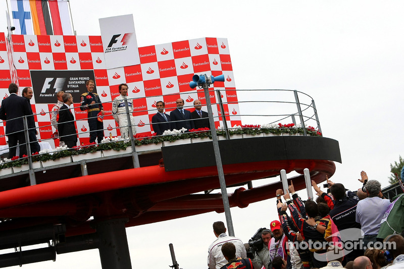 Podium: race winner Sebastian Vettel, second place Heikki Kovalainen, third place Robert Kubica