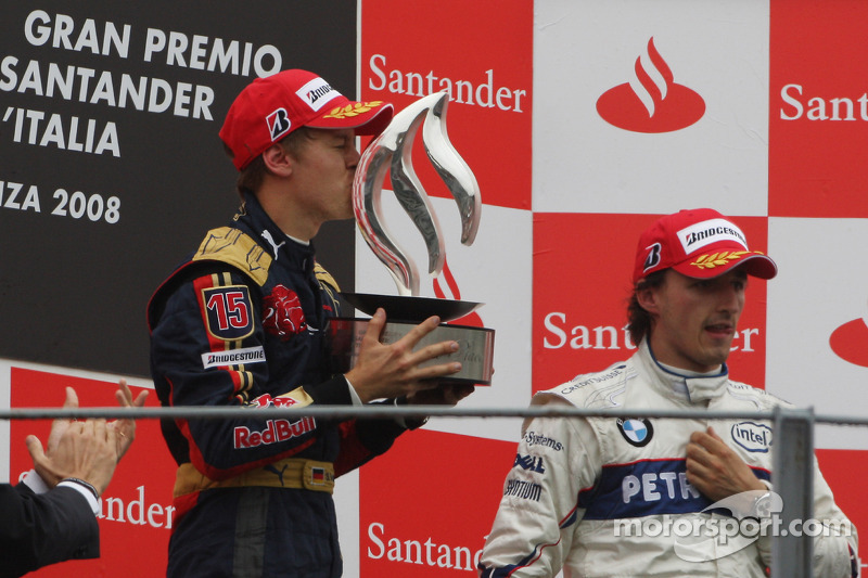 Podio: el ganador de la carrera, Sebastian Vettel, celebra