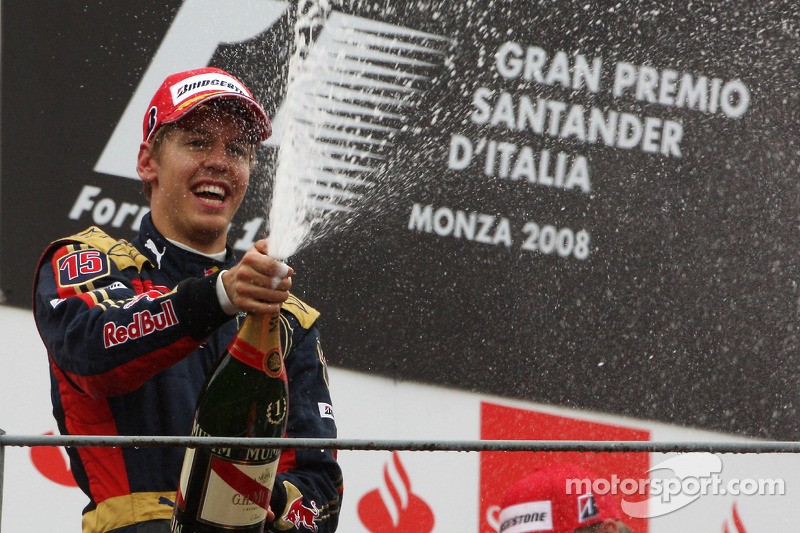 Podio: el ganador de la carrera, Sebastian Vettel, celebra con champagne