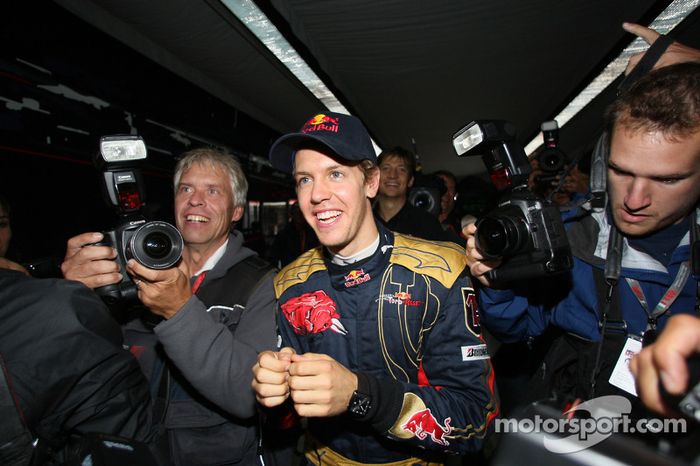 Ganador de la carrera Sebastian Vettel celebra con miembros del equipo Scuderia Toro Rosso