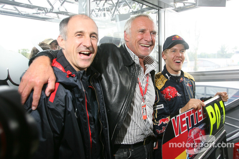 Ganador de la carrera Sebastian Vettel celebra con Franz Tost, director de Scuderia Toro Rosso y Dietrich Mateschitz, dueño de Red Bull Racing