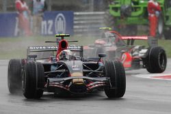 Sebastian Vettel, Scuderia Toro Rosso STR03, vor Heikki Kovalainen, McLaren-Mercedes MP4-23