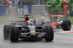 Sebastian Vettel, Scuderia Toro Rosso, et Heikki Kovalainen, McLaren Mercedes