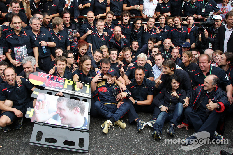 Ganador de la carrera Sebastian Vettel celebra con los miembros del equipo Scuderia Toro Rosso