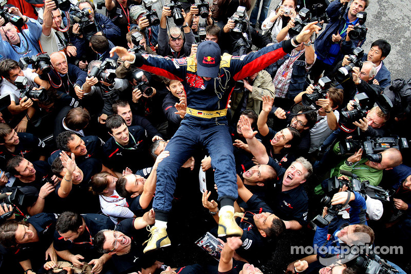 Ganador de la carrera Sebastian Vettel celebra con los miembros del equipo Scuderia Toro Rosso