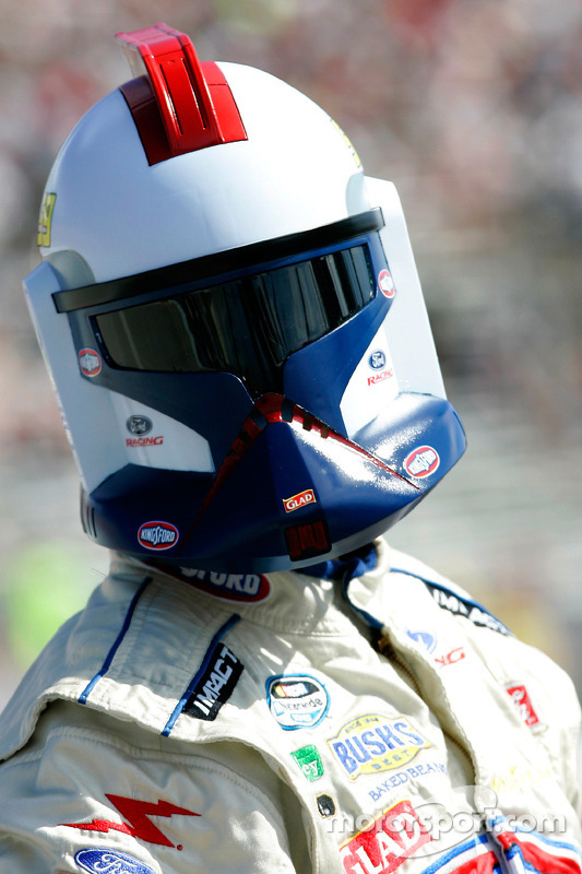 (NASCAR XFINITY) Piloto Marcos Ambrose com capacete de Clone Trooper do Star Wars