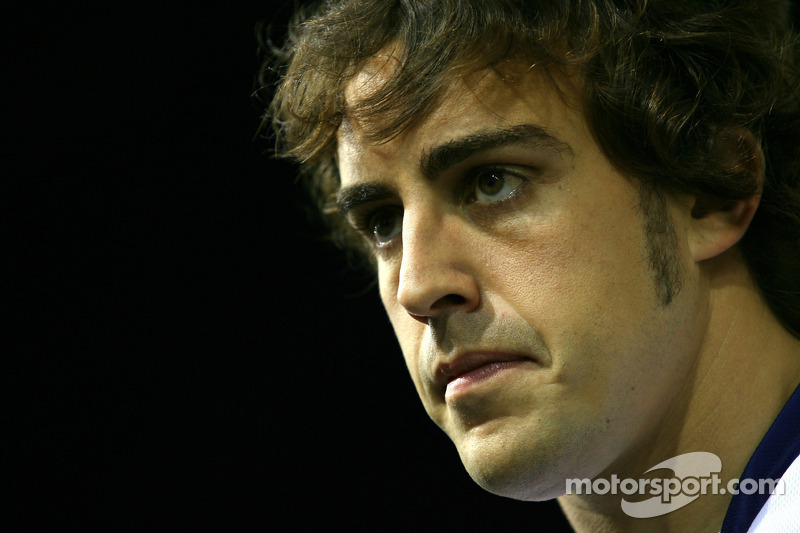 А Фернандо Алонсо в том сезоне выступал за Renault F1, где у него мало что получалось из-за среднего уровня машины R28. К гонке в Сингапуре испанец даже ни разу не побывал на подиуме
