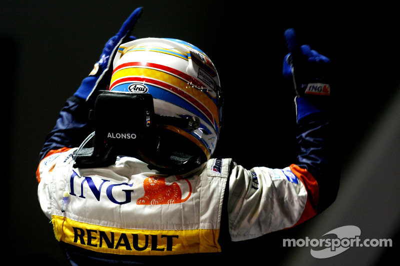 Ganador de la carrera Fernando Alonso celebra