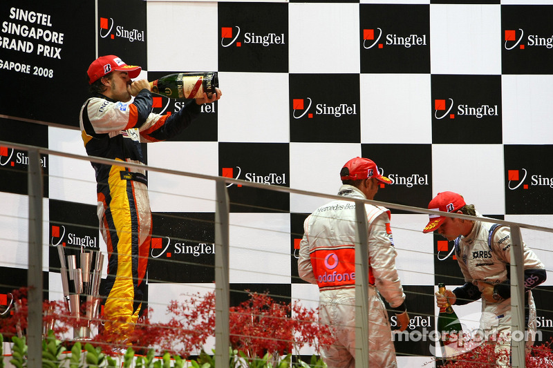 Podio: ganador de la carrera Fernando Alonso, segundo lugar de Nico Rosberg y Lewis Hamilton el terc
