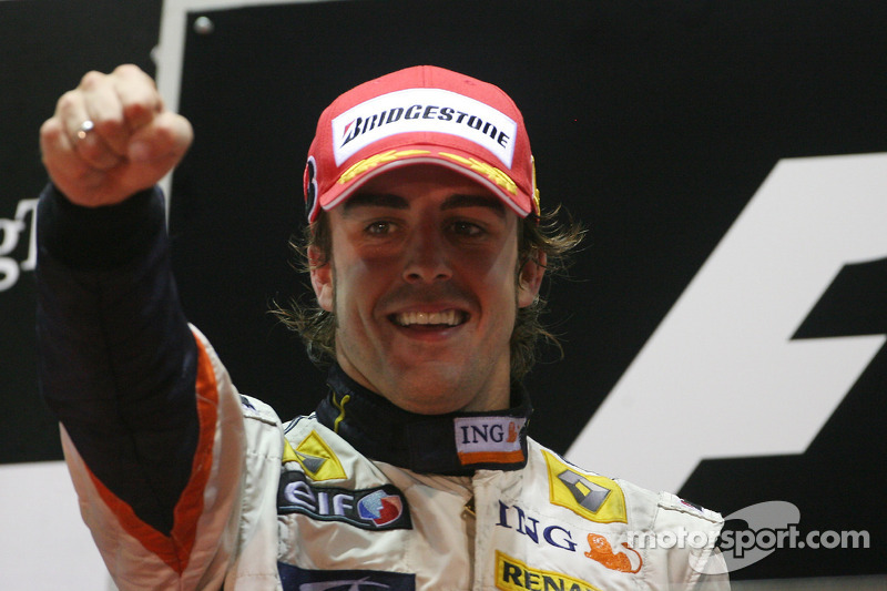 Podium: race winner Fernando Alonso