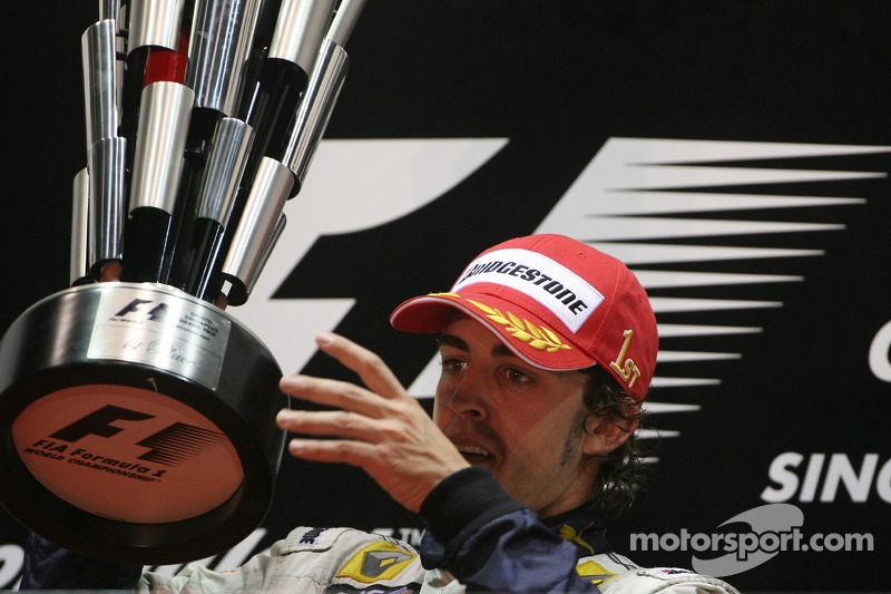 Podium: race winner Fernando Alonso