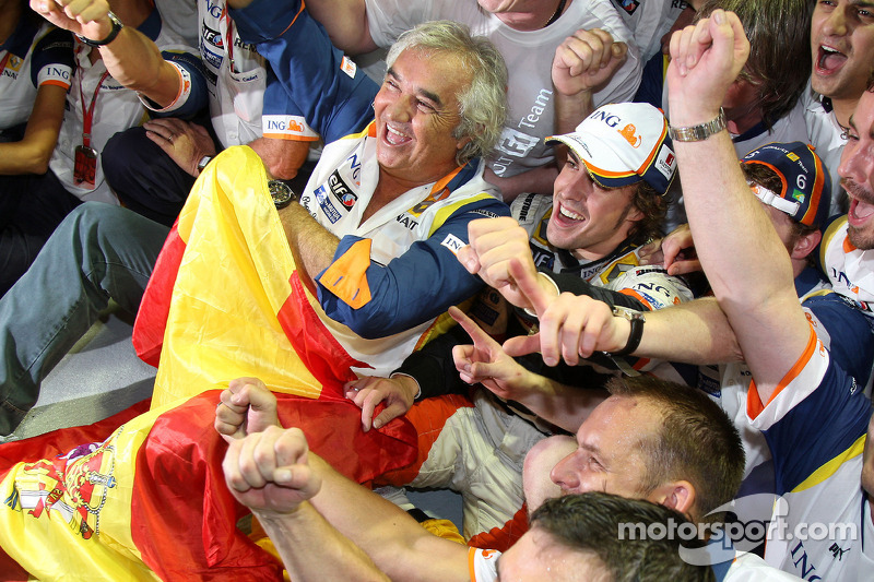 Ganador de la carrera Fernando Alonso celebra con Flavio Briatore y Renault F1 los miembros del equi