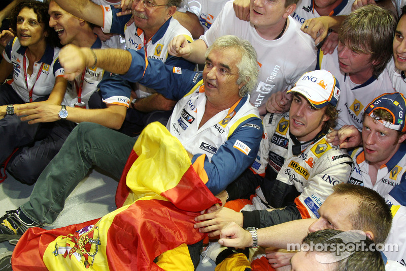 Ganador de la carrera Fernando Alonso celebra con Flavio Briatore y Renault F1 los miembros del equipo