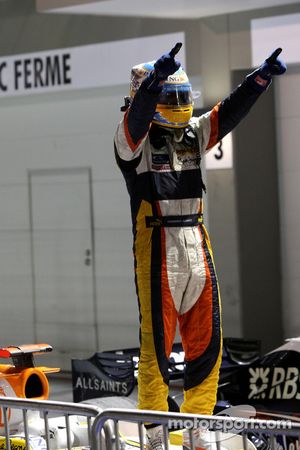 Fernando Alonso, vainqueur, célèbre sa victoire