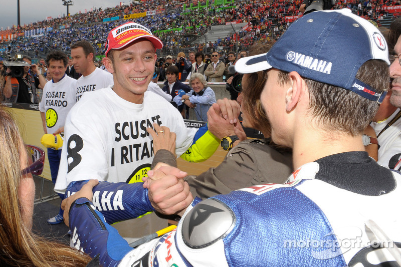 Podio: ganador de la carrera y campeón del mundo 2008 Valentino Rossi celebra con Jorge Lorenzo