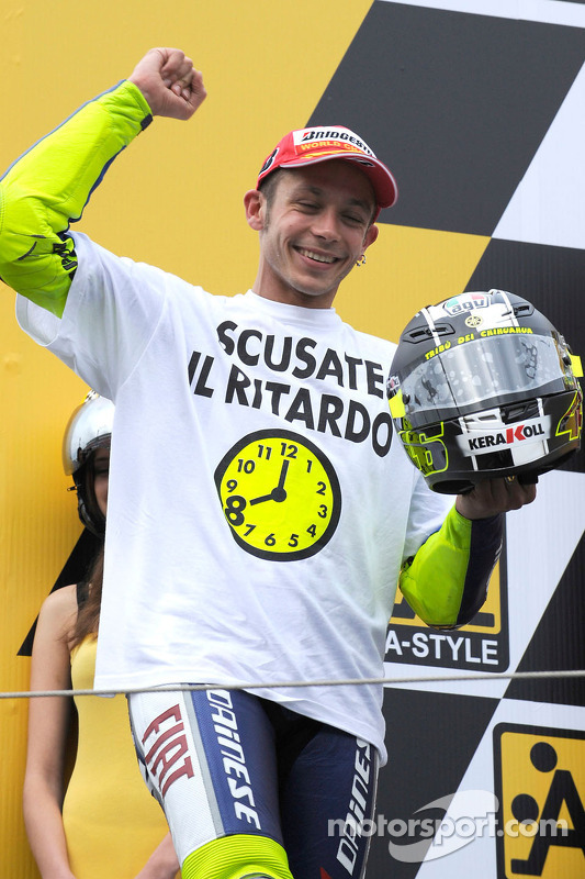Podio: ganador de la carrera y campeón del mundo 2008 Valentino Rossi celebra