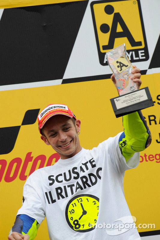 Podio: ganador de la carrera y campeón del mundo 2008 Valentino Rossi celebra