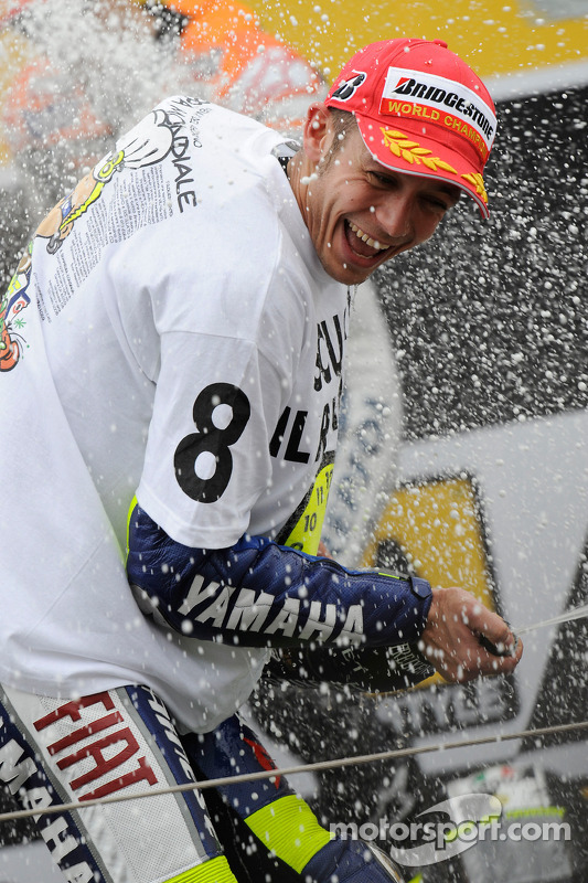 Podio: ganador de la carrera y campeón del mundo 2008 Valentino Rossi celebra