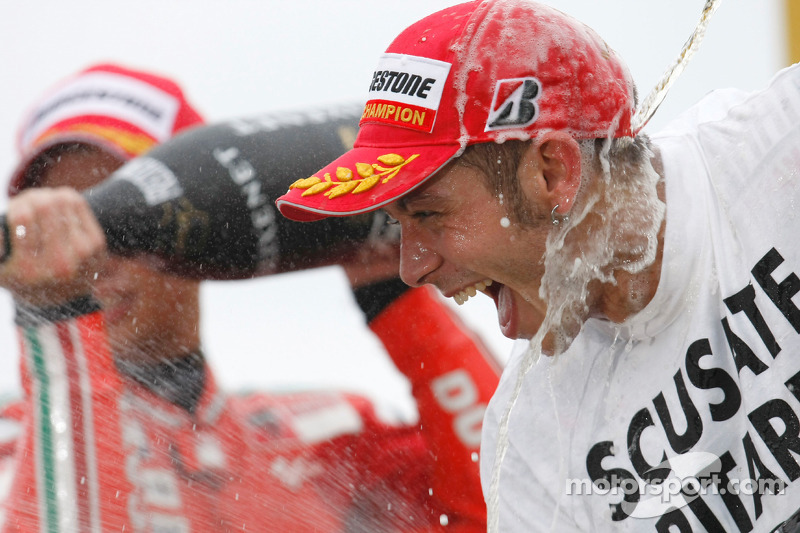 Podio: ganador de la carrera y campeón del mundo 2008 Valentino Rossi celebra