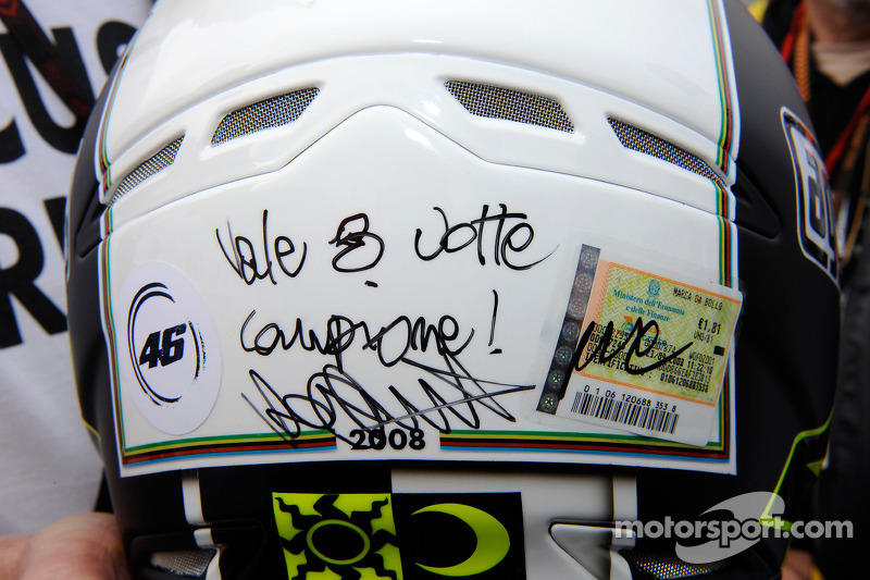 Ganador de la carrera y campeón del mundo 2008 Valentino Rossi firma y autentifica su casco