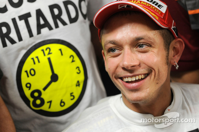 Ganador de la carrera y campeón del mundo 2008 Valentino Rossi celebra