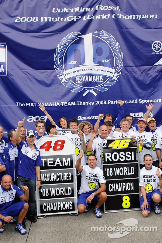 Ganador de la carrera y campeón del mundo 2008 Valentino Rossi celebra con Jorge Lorenzo t el Yamah