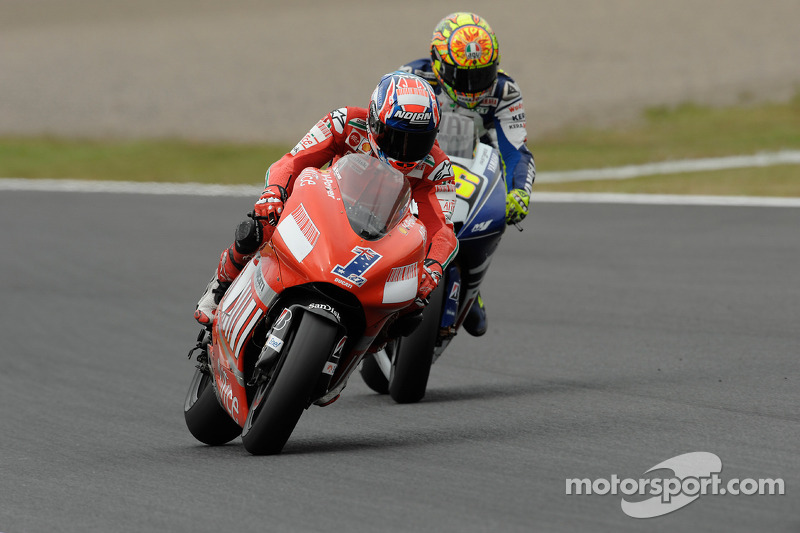 Casey Stoner devant Valentino Rossi