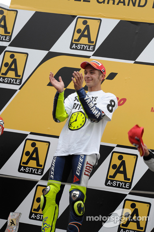 Podio: ganador de la carrera y campeón del mundo 2008 Valentino Rossi celebra