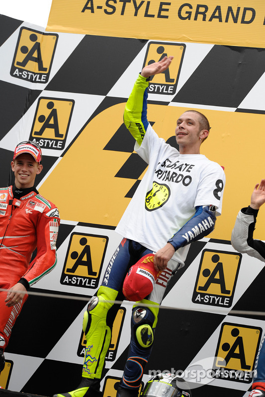 Podio: ganador de la carrera y campeón del mundo 2008 Valentino Rossi celebra