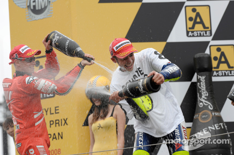 Podio: ganador de la carrera y campeón del mundo 2008 Valentino Rossi y Casey Stoner el segundo lug