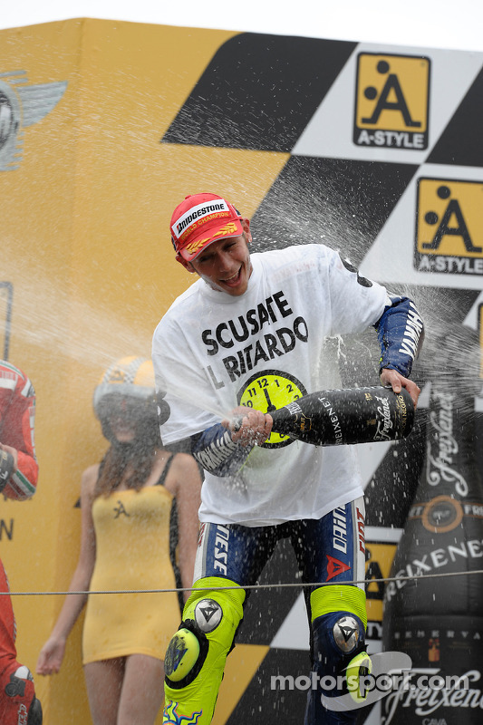 Podio: ganador de la carrera y campeón del mundo 2008 Valentino Rossi celebra