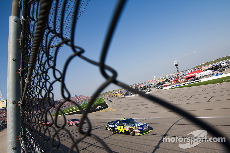 Letzte Runde: Jimmie Johnson führt vor Carl Edwards