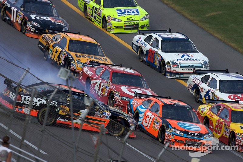 Herbst 2008: Dreher von Martin Truex Jr. mitten im Feld
