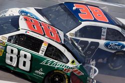 Dale Earnhardt Jr. et David Gilliland accident au tour 4