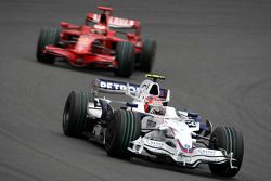 Robert Kubica, BMW Sauber F1 Team, F1.08 leads Kimi Raikkonen, Scuderia Ferrari, F2008