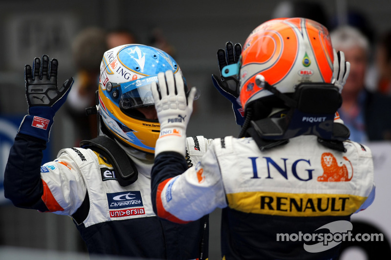 Ganador de la carrera Fernando Alonso celebra con Nelson A. Piquet