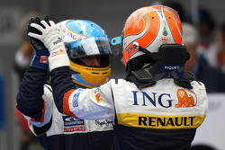 Yarış galibi Fernando Alonso kutlama yapıyor ve Nelson A. Piquet