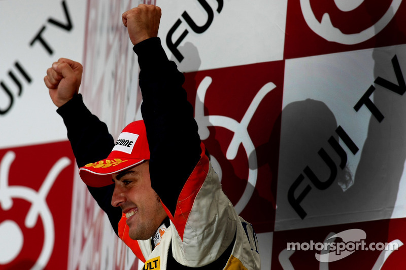 Podio: ganador de la carrera Fernando Alonso celebra