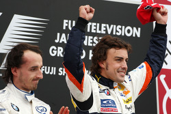 Podyum: Yarış galibi Fernando Alonso ve 2. Robert Kubica