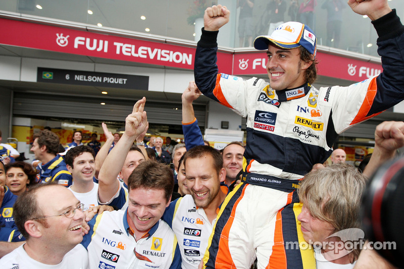 Race winner Fernando Alonso celebrates with Nelson A. Piquet and Renault F1 team members