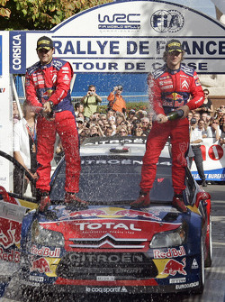 Sébastien Loeb et Daniel Elena fêtent leur victoire