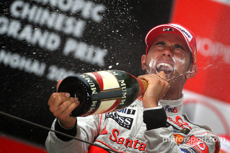 Podio: champagne para Lewis Hamilton