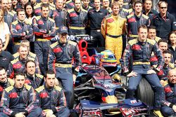 Photo de l'équipe Scuderia Toro Rosso , Sebastian Vettel et Sébastien Bourdais avec l'équipe de gestion, les ingénieurs, les mécaniciens, les équipes de marketing, de communication et de restauration